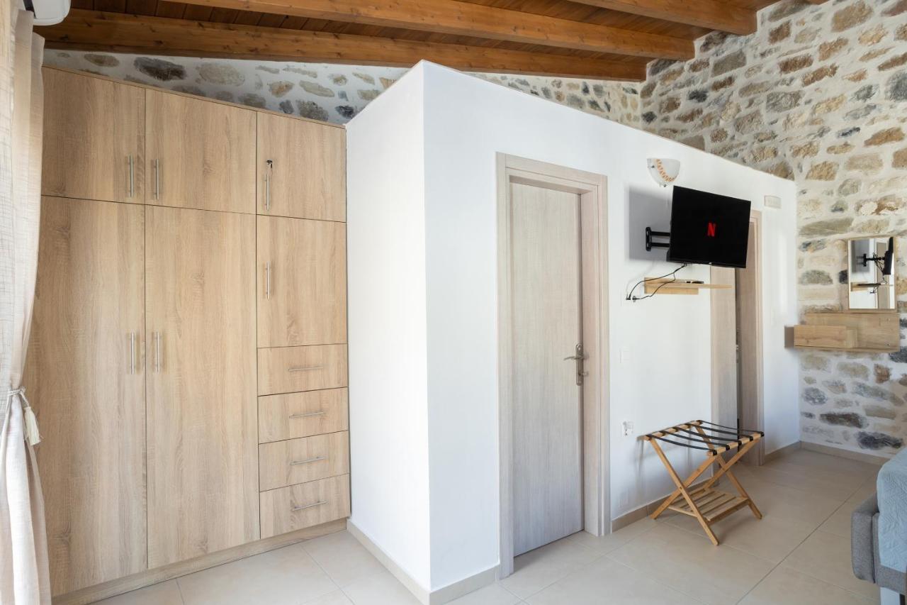 Piedra Residence Pigi  Exterior photo