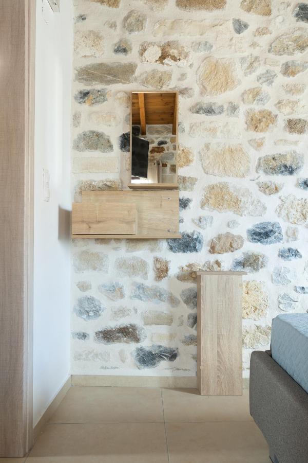 Piedra Residence Pigi  Exterior photo